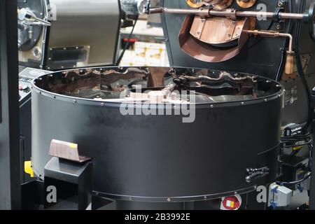 Industrielle Kaffeeröstermaschinen aus nächster Nähe Stockfoto