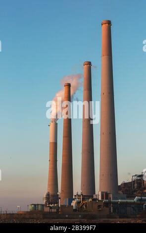 High Pipes Kraftwerke gegen den Himmel in Israel Stockfoto