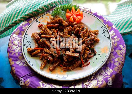 Indonesien-Essen - Tempeh Goreng oder gebratenes Tempeh - balinesische vegetarische Speisen Stockfoto