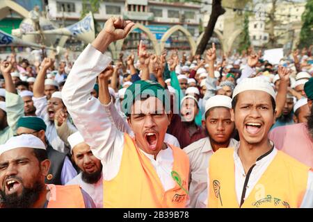 Dhaka, Bangladesch. März 2020. Mitglieder von Islami andolon Bangladesh versammeln sich in einem Protest gegen die kommunale Gewalt in Neu-Delhi, Dhaka, Bangladesch, 04. März 2020. Die Behörden haben nicht gesagt, was die Krawalle ausgelöst hat, die schlimmste kommunale Gewalt in Neu-Delhi seit Jahrzehnten, da die Maut weiter Anstieg. Die Demonstranten erhoben auch Slogans gegen den Besuch des indischen Premierministers Narendra Modi, der Mitte März nach Bangladesch reisen soll. Das Plakat lautet: "Eure Religion erlaubt die Zerstörung von Moscheen, meine Religion verbietet die Zerstörung von Tempeln. Kredit: Zuma Press, Inc./Alamy Live News Stockfoto