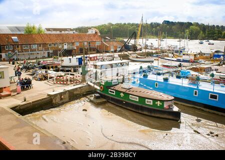 Ebbe lässt kleine Boote im Woodbridge-Hafen am Fluss Deben in Suffolk England im Vereinigten Königreich stranden Stockfoto