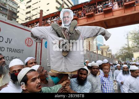 Dhaka, Bangladesch. März 2020. Mitglieder von Islami andolon Bangladesh versammeln sich in einem Protest gegen die kommunale Gewalt in Neu-Delhi, Dhaka, Bangladesch, 04. März 2020. Die Behörden haben nicht gesagt, was die Krawalle ausgelöst hat, die schlimmste kommunale Gewalt in Neu-Delhi seit Jahrzehnten, da die Maut weiter Anstieg. Die Demonstranten erhoben auch Slogans gegen den Besuch des indischen Premierministers Narendra Modi, der Mitte März nach Bangladesch reisen soll. Das Plakat lautet: "Eure Religion erlaubt die Zerstörung von Moscheen, meine Religion verbietet die Zerstörung von Tempeln. Kredit: Zuma Press, Inc./Alamy Live News Stockfoto