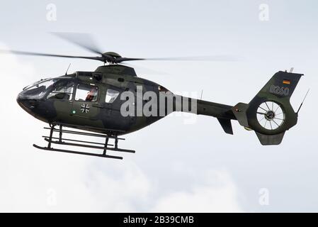 Ein Eurocopter EC135 (Airbus Helicopters H145) zweimotorige leichte Versorgungshubschrauber der Bundeswehr. Stockfoto