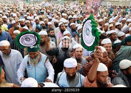 Dhaka, Bangladesch. März 2020. Mitglieder von Islami andolon Bangladesh versammeln sich in einem Protest gegen die kommunale Gewalt in Neu-Delhi, Dhaka, Bangladesch, 04. März 2020. Die Behörden haben nicht gesagt, was die Krawalle ausgelöst hat, die schlimmste kommunale Gewalt in Neu-Delhi seit Jahrzehnten, da die Maut weiter Anstieg. Die Demonstranten erhoben auch Slogans gegen den Besuch des indischen Premierministers Narendra Modi, der Mitte März nach Bangladesch reisen soll. Das Plakat lautet: "Eure Religion erlaubt die Zerstörung von Moscheen, meine Religion verbietet die Zerstörung von Tempeln. Kredit: Zuma Press, Inc./Alamy Live News Stockfoto