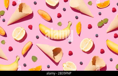 Frisches Fruchtmuster auf pinkfarbenem Hintergrund Stockfoto
