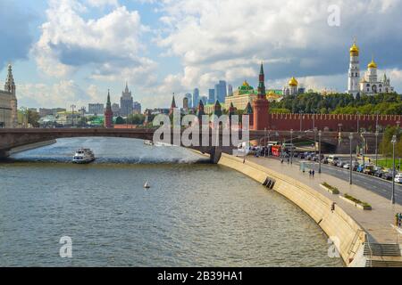 MOSKAU, RUSSLAND - 19. JUNI 2019: Blick von der schwimmenden Brücke im Park Zaryadye . Spasskaya Tower und auf dem Roten Platz im Sommer Tag Stockfoto