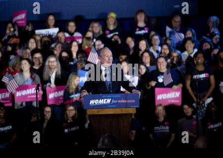 Washington, USA. Februar 2020. Das Foto, das am 29. Februar 2020 aufgenommen wurde, zeigt den ehemaligen New Yorker Bürgermeister Michael Bloomberg (Front), der an einer Kampagnenveranstaltung "Women for Mike 2020" in McLean in Virginia, den Vereinigten Staaten, teilnimmt. Der ehemalige New Yorker Bürgermeister Michael Bloomberg kündigte am Mittwoch an, seinen Präsidentschaftswahlkampf auszusetzen und unterstützt den früheren Vizepräsidenten Joe Biden. Kredit: Liu Jie/Xinhua/Alamy Live News Stockfoto