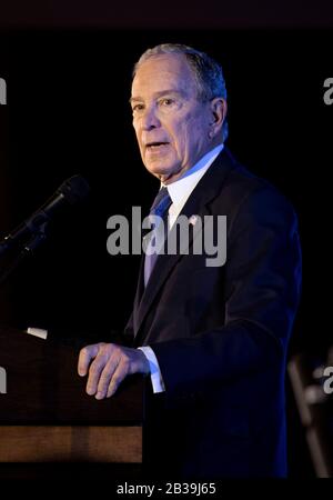 Washington, USA. Februar 2020. Das Foto, das am 29. Februar 2020 aufgenommen wurde, zeigt den ehemaligen New Yorker Bürgermeister Michael Bloomberg, der an einer Kampagnenveranstaltung "Frauen für Mike 2020" in McLean in Virginia, den Vereinigten Staaten, teilnimmt. Der ehemalige New Yorker Bürgermeister Michael Bloomberg kündigte am Mittwoch an, seinen Präsidentschaftswahlkampf auszusetzen und unterstützt den früheren Vizepräsidenten Joe Biden. Kredit: Liu Jie/Xinhua/Alamy Live News Stockfoto