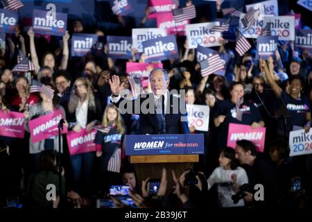 Washington, USA. Februar 2020. Das Foto, das am 29. Februar 2020 aufgenommen wurde, zeigt den ehemaligen New Yorker Bürgermeister Michael Bloomberg (Front), der an einer Kampagnenveranstaltung "Women for Mike 2020" in McLean in Virginia, den Vereinigten Staaten, teilnimmt. Der ehemalige New Yorker Bürgermeister Michael Bloomberg kündigte am Mittwoch an, seinen Präsidentschaftswahlkampf auszusetzen und unterstützt den früheren Vizepräsidenten Joe Biden. Kredit: Liu Jie/Xinhua/Alamy Live News Stockfoto