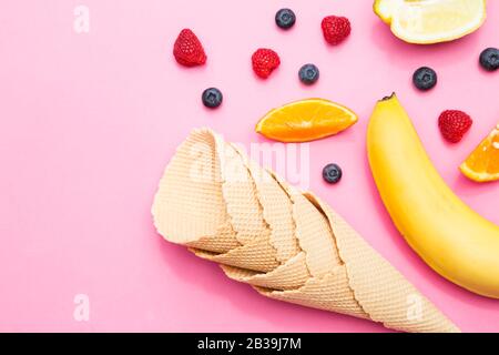 Frisches Obst auf pinkfarbenem Hintergrund Stockfoto