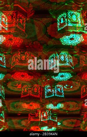 Singapur - 2. September 2019:die Lampen im Buddha Tooth Relic Tempel ist der größte buddhistische Tempel in Singapur. Stockfoto