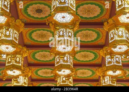 Singapur - 2. September 2019:die Lampen im Buddha Tooth Relic Tempel ist der größte buddhistische Tempel in Singapur. Stockfoto