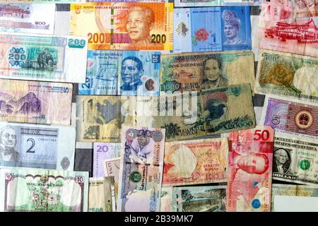 Nahaufnahme der Banknotensammlung aus aller Welt Stockfoto