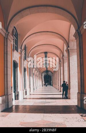 Antikes Torbogen-Gebäude in 'Praça do Comércio' in der Innenstadt von Lissabon, Portugal Stockfoto