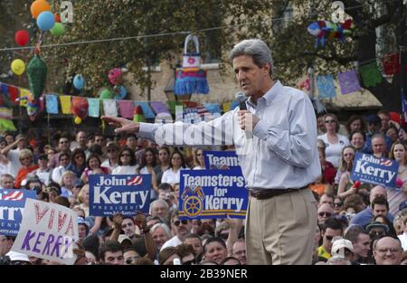 San Antonio Texas USA, 6. März 2004: Der demokratische Präsidentschaftskandidat John Kerry kämpft auf der Maverick Plaza in La Villita in der Innenstadt von San Antonio. Kerry, der wahrscheinliche Kandidat der Demokraten, kritisierte den derzeitigen Präsidenten George W. Bush, während er einen Schwung durch Bushs Heimatstaat machte. © Bob Daemmrich Stockfoto