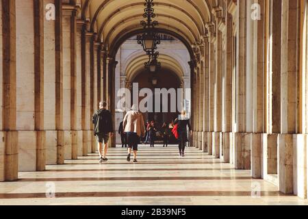 Antikes Torbogen-Gebäude in 'Praça do Comércio' in der Innenstadt von Lissabon, Portugal Stockfoto