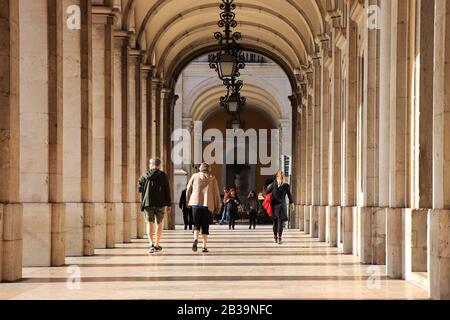 Antikes Torbogen-Gebäude in 'Praça do Comércio' in der Innenstadt von Lissabon, Portugal Stockfoto