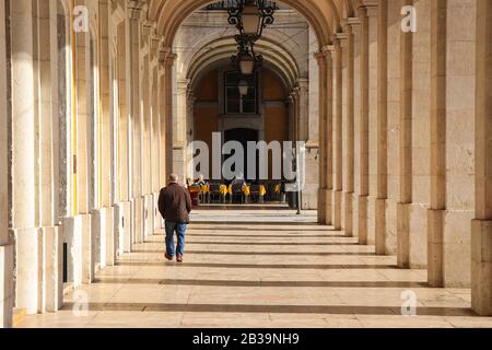 Antikes Torbogen-Gebäude in 'Praça do Comércio' in der Innenstadt von Lissabon, Portugal Stockfoto