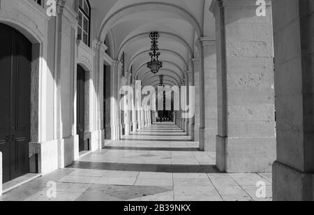 Antikes Torbogen-Gebäude in 'Praça do Comércio' in der Innenstadt von Lissabon, Portugal Stockfoto