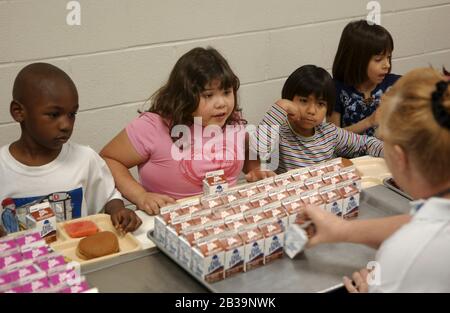 Schul-Mittagessen-Programm in Austin, TX Grundschule, wo Cafeteria Manager bemüht ist, gesunde Lebensmittel für Kindergarten und Erstklässler zu servieren. ©Bob Daemmrich / Stockfoto