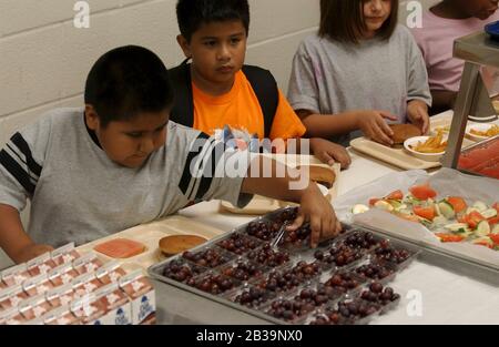 Schul-Mittagessen-Programm in Austin, TX Grundschule, wo Cafeteria Manager bemüht ist, gesunde Lebensmittel für Kindergarten und Erstklässler zu servieren. ©Bob Daemmrich / Stockfoto