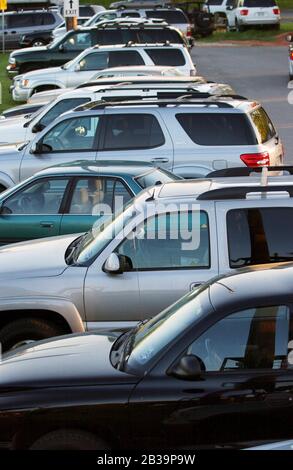 Austin Texas USA, um 2004: Sport Utility Vehicles (SUVs) füllen den Parkplatz auf einem Freizeit-Fußballfeld. © Bob Daemmrich Stockfoto