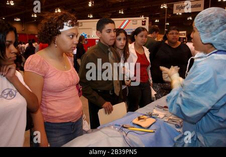 Austin Texas USA, April 2004: Jugendliche erfahren auf einer Jobmesse in Texas mehr über den Beruf der OP-Krankenschwester. ©Bob Daemmrich Stockfoto