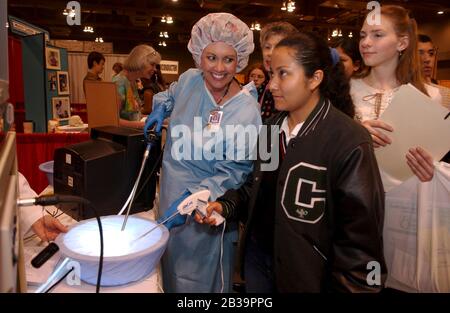 Austin Texas USA, April 2004: Jugendliche erfahren auf einer Jobmesse in Texas mehr über den Beruf der OP-Krankenschwester. ©Bob Daemmrich Stockfoto