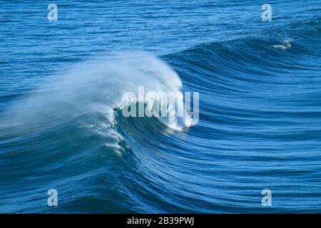 Perfekte Welle, die perfekt in Nazare Portugal bricht Stockfoto