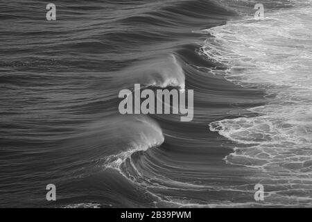 Perfekte Welle, die perfekt in Nazare Portugal bricht Stockfoto