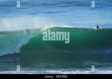 Perfekte Welle, die perfekt in Nazare Portugal bricht Stockfoto