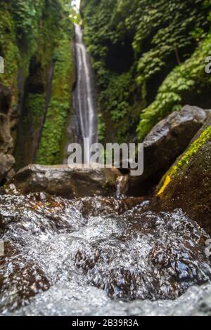 Sekumpul Wasserfälle umgeben von tropischen Wäldern in Bali, Indonesien. Stockfoto