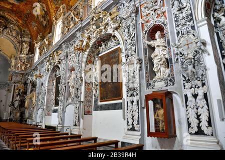 Inneneinrichtung der Kirche St. Franziskus XI Jahrhundert im Stil des Barock 20. September 2019 Mazara del Vallo Sizilien Stockfoto