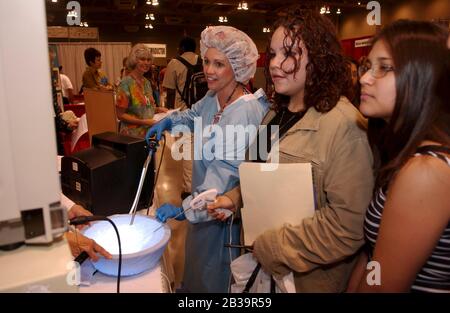 Austin Texas USA, April 2004: Jugendliche erfahren auf einer Jobmesse in Texas mehr über den Beruf der OP-Krankenschwester. ©Bob Daemmrich Stockfoto