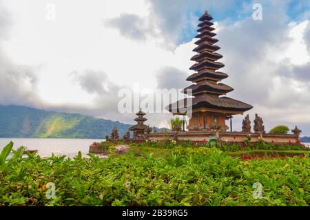 Wunderschöner balinesischer Ulun Danau Tempel am Beratan See in trüben Tagen im erloschenen Vulkankrater in Bali, Indonesien. Stockfoto