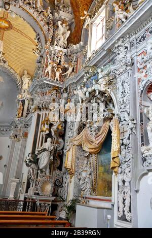 Inneneinrichtung der Kirche St. Franziskus XI Jahrhundert im Stil des Barock 20. September 2019 Mazara del Vallo Sizilien Stockfoto