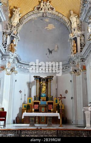 Inneneinrichtung der Kirche St. Franziskus XI Jahrhundert im Stil des Barock 20. September 2019 Mazara del Vallo Sizilien Stockfoto