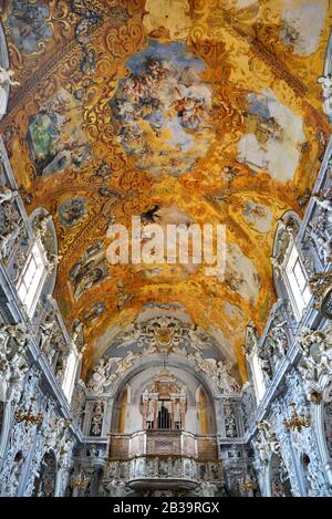 Inneneinrichtung der Kirche St. Franziskus XI Jahrhundert im Stil des Barock 20. September 2019 Mazara del Vallo Sizilien Stockfoto