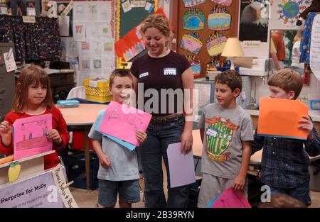 Austin Texas USA, Mai 2004: College Education Major praktiziert Unterricht in einem Klassenraum der ersten Klasse. ©Bob Daemmrich Stockfoto