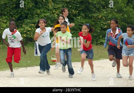 Austin Texas USA, um 2004: Mädchen der vierten Klasse treten während des Leichtathletik-Tages an ihrer Grundschule im Mile Run gegeneinander an. ©Bob Daemmrich Stockfoto