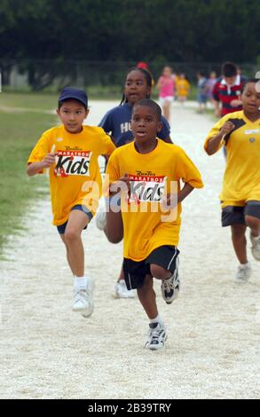 Austin Texas USA, um 2004: Die Jungen der dritten Klasse treten während des Leichtathletik-Tages an ihrer Grundschule im Mile Run gegeneinander an. ©Bob Daemmrich Stockfoto