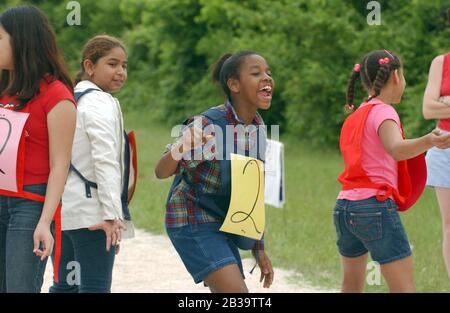 Austin Texas USA, um 2004: Staffelmitglieder der vierten Klasse warten während des jährlichen Feldtages an ihrer Grundschule auf die Übergabe des Stabes. ©Bob Daemmrich Stockfoto