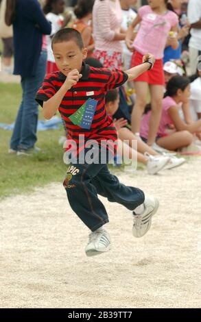 Austin Texas USA, um 2004: Die Jungen der vierten Klasse treten während des Leichtathletik-Tages an ihrer Grundschule im Mile Run gegeneinander an. ©Bob Daemmrich Stockfoto