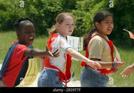 Austin Texas USA, um 2004: Staffelmitglieder der vierten Klasse warten während des jährlichen Feldtages an ihrer Grundschule auf die Übergabe des Stabes. ©Bob Daemmrich Stockfoto