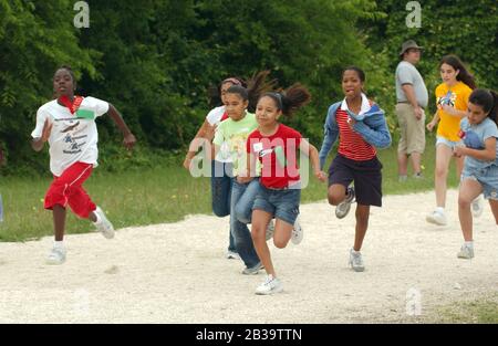 Austin Texas USA, um 2004: Mädchen der vierten Klasse treten während des Leichtathletik-Tages an ihrer Grundschule im Mile Run gegeneinander an. ©Bob Daemmrich Stockfoto