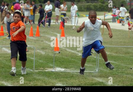 Austin Texas USA, um 2004: Die Jungen der vierten Klasse treten während des jährlichen Feldtages an ihrer Grundschule auf einem Hindernisparcours an. ©Bob Daemmrich Stockfoto