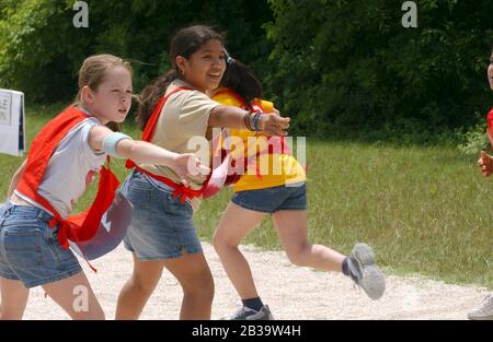 Austin Texas USA, um 2004: Staffelmitglieder der vierten Klasse warten während des jährlichen Feldtages an ihrer Grundschule auf die Übergabe des Stabes. ©Bob Daemmrich Stockfoto