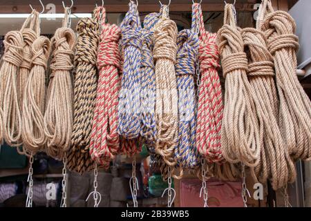 Seile in verschiedenen Farben und Varianten erhältlich. Vor dem Laden fotografiert. Stockfoto