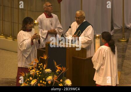 San Juan Texas USA, um 2004: Priester führt während des Sonntagsgottesdienstes in der Basilika unserer Lieben Frau von Del Valle Gebete. Die Basilika dient einer überwiegend hispanisch-katholischen Gemeinde in Far South Texas. ©Bob Daemmric Stockfoto