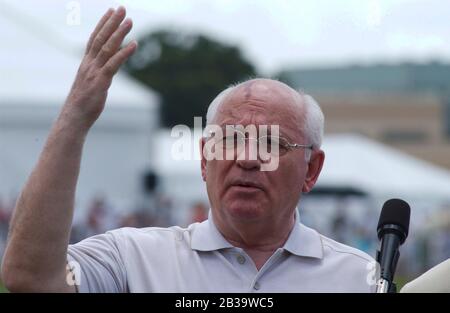 College Station, Texas, USA, 13. Juni 2004: Der ehemalige Präsident der Sowjetunion, Michail Gorbatschow, spricht bei dem Fallschirmsprung des ehemaligen Präsidenten George Bush zum 80. Geburtstag mit der Presse. ©Bob Daemmrich Stockfoto